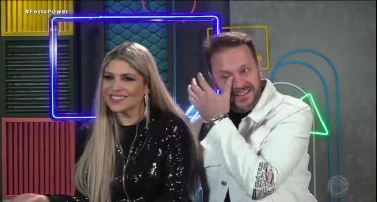 Há também lágrimas de alegria no confinamento. Na primeira festa da sexta temporada, Adryana Ribeiro ficou emocionada por ouvir sua música, Baile do Beija Beija, na pista de dança. Em seguida, Albert Bressan revelou a gratidão que sentiu no momento. "Ela chorou com um monte de coisa eu também chorei. Para mim, já ganhei meu presente", disse o empresário.
