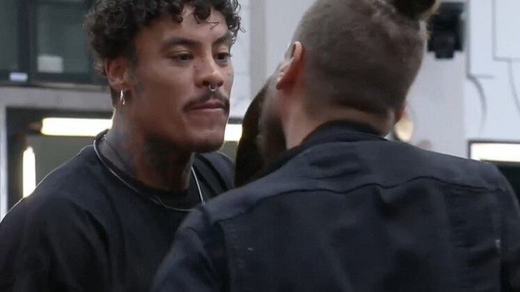 O amor pode ser demonstrado por diversas linguagens, e talvez a de Murilo seja a proteção. Após a formação de Zona de Risco em que foi indicado, o modelo se envolveu em uma treta feia com Daniel Toko para defender Victoria, com direito a encarada e pedido da amada para que a briga parasse 