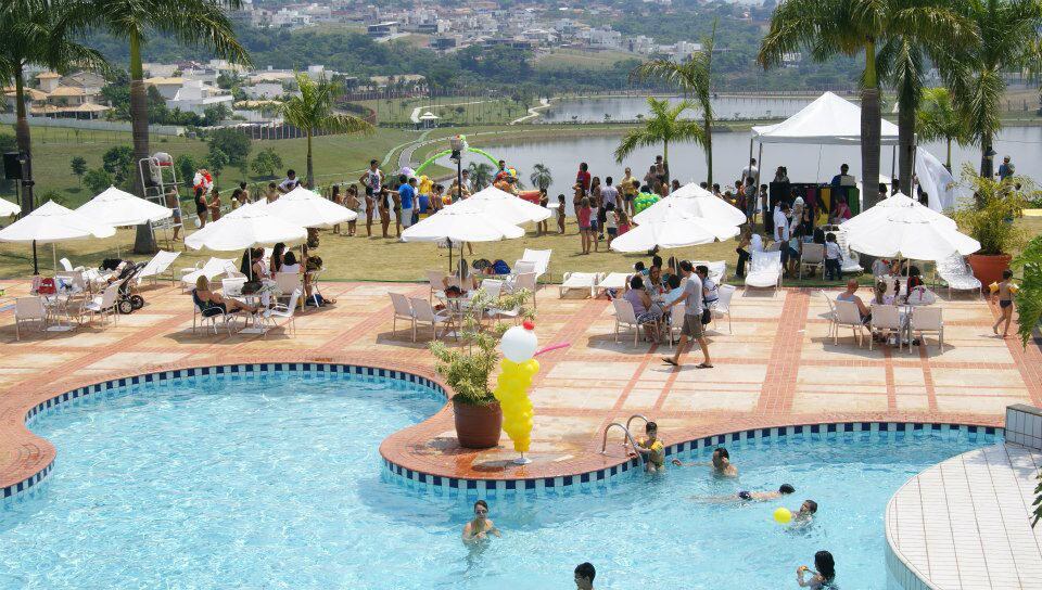Funcionários do condomínio confirmam que o evento acontecerá lá, mas foram instruídos a não passar nenhum detalhe sobre a festa, como horário e número de convidados. A qualquer curioso que questione sobre o grande dia, eles devem dizer: “Ligue para a sra. Andressa e o sr. Carlos”
