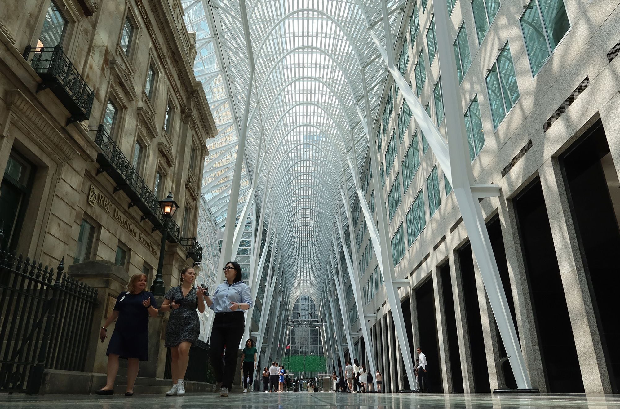 Foto de Brooksfield Place, com grandes arcos grandes pela passarela da galeria