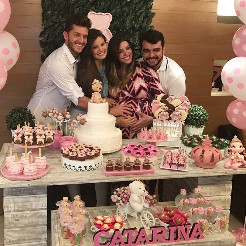 Ainda no começo do relacionamento, os dois já mostravam que a coisa era séria. Camila chegou até a participar do chá de bebê da irmã de Klebber