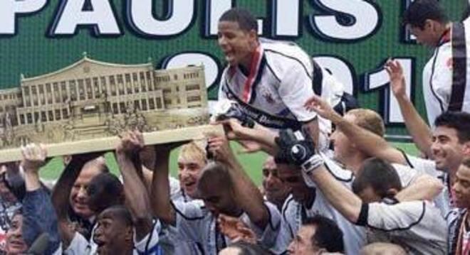 A celebração do Paulista de 2001, com o voo de Marcelinho Carioca