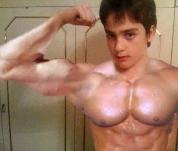 Às vezes é melhor sair numa foto como você mesmo do que sair com músculos ou peitos desproporcionais. Essa galera que não manja nada de Photoshop tentou dar uma ajustada no corpo, mas o resultado foi um tremendo fiasco.

Tentou sair todo boladão na foto, mas a cara não engana ninguém!