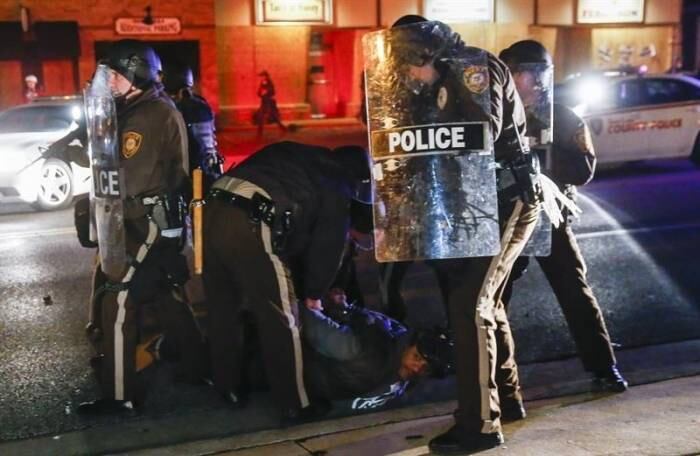 Violência entre polícia e manifestantes tomou conta das ruas de Ferguson
