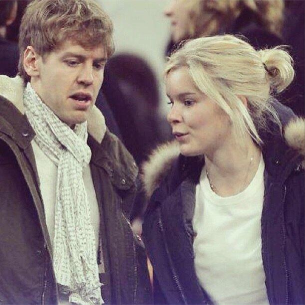 Sebastian Vettel é um
sucesso dentro e fora das pistas. O piloto alemão da Red Bull é desses pra se casar,
mas parece que ele já encontrou o grande amor da sua vida. Apesar da namorada
quase nunca aparecer, o casal está junto há oito anos. Conheça a seguir a gata
que roubou o coração de Vettel 