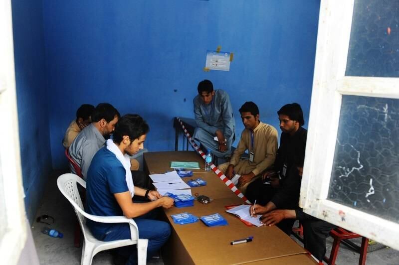 Milhões de afegãos foram às urnas no segundo turno das eleições