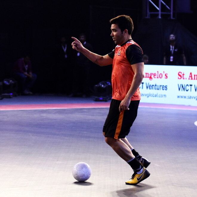 Com boa condição física e participando, de vez em quando, de amistosos de futebol e futsal, esporte no qual iniciou a carreira, o ex-meia não parece ter 42 anos