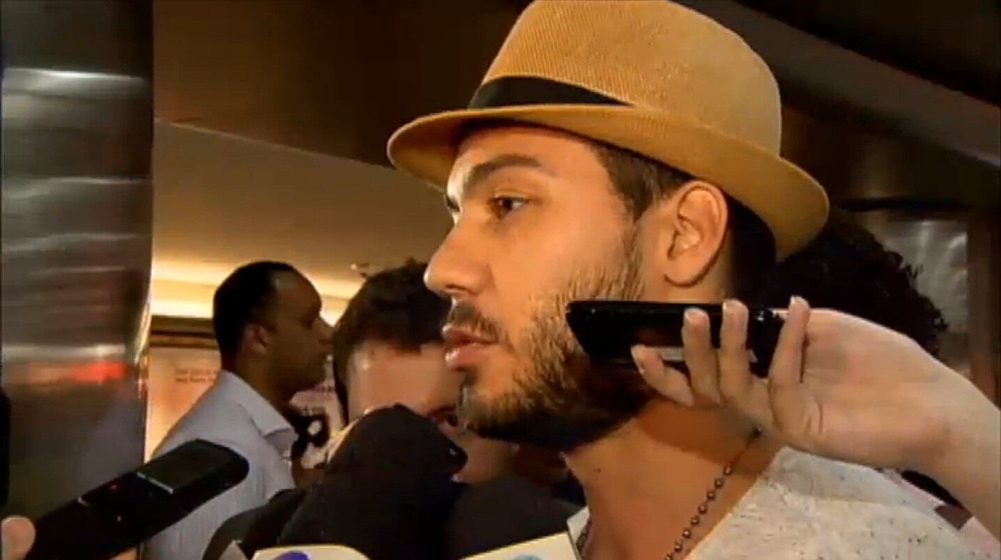 Renan de Oliveira, outro passageiro do voo, sofreu um ferimento na perna durante a turbulência.

— De repente eu senti batendo no teto e caindo no chão