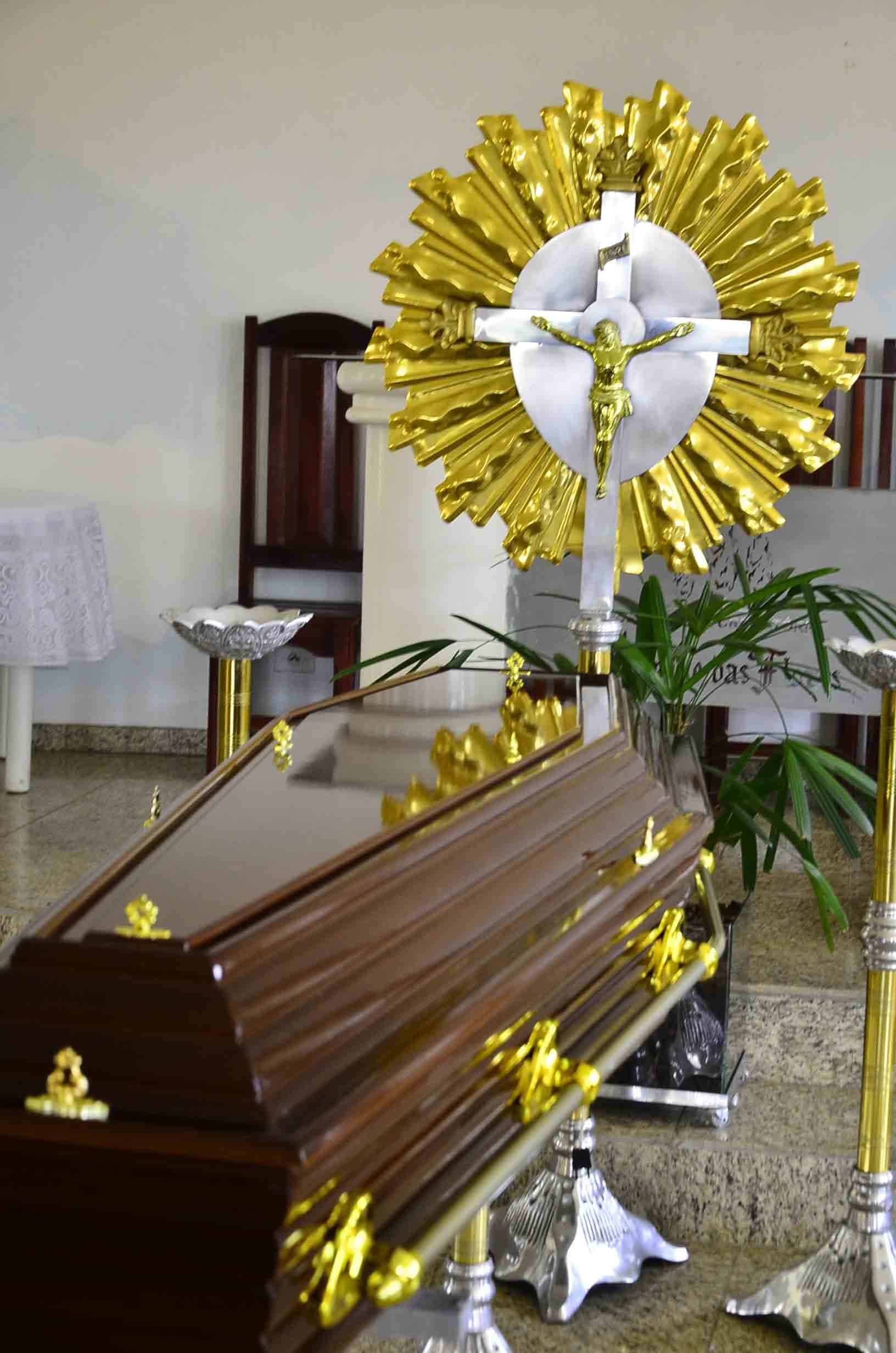 Corpo do ator gaúcho chegou ao crematório às 11h deste sábado