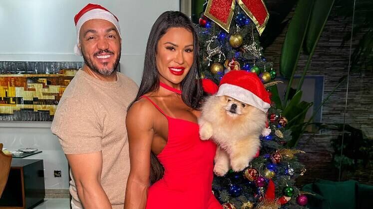 Casamento de Belo e Gracyanne estaria em crise por conta de marmita

A influencer fitness Gracyane Barbosa postou um vídeo em suas redes sociais mostrando como o seu marido, Belo se incomoda com o cheiro das marmitas de comida saudável, que ela sempre está comendo. Muitas vezes, ela come dentro do carro, desagradando bastante o cantor, que está enjoado dos fortes odores. "Quinze anos e ainda não se acostumou com o cheiro da comida", escreveu Gracyane, em relação ao desconforto dele. 