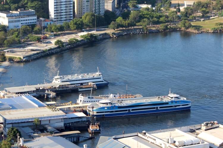 

Outra opção é diversificar
o transporte fluvial no Rio de Janeiro. Atualmente, existem barcas que fazem a
ligação Rio-Niterói, Rio-Ilha do Governador e Rio-Ilha de Paquetá. Ainda de
acordo com Rodrigues, é importante criar  opções paralelas ao litoral que
liguem a zona sul a Botafogo e ao centro, por exemplo.



— É inadmissível em
cidades como o Rio de Janeiro não se investir em transporte público pelas vias
fluviais. Nós temos um grande gargalo que é o município de São Gonçalo, onde boa
parte [das pessoas] trabalham fora do município: ou em Niterói ou no Rio de
Janeiro. Só que o morador passa por um
funil que é a ponte Rio-Niterói, sendo que há um potencial enorme para se fazer
uma ligação hidroviária que é a baía de Guanabara
