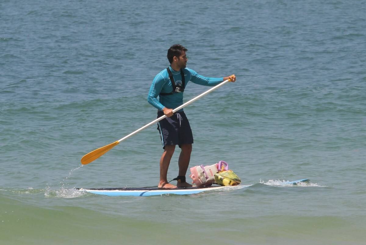 Bruno Gagliasso e Ricardo Pereira praticam stand up paddle na praia da Barra da Tijuca, no Rio