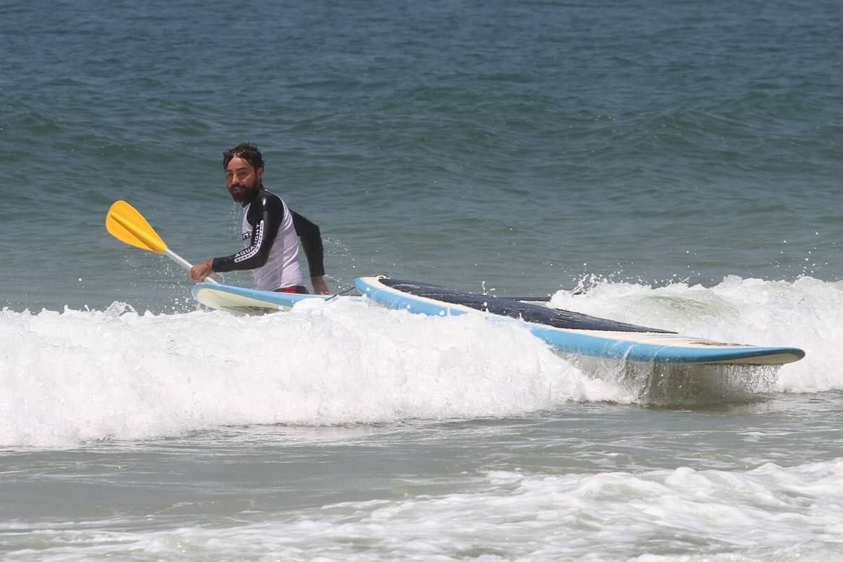 Bruno Gagliasso e Ricardo Pereira praticam stand up paddle na praia da Barra da Tijuca, no Rio