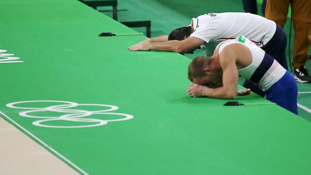O treinador da equipe francesa também ficou assustado com a queda do atleta. As competições de ginástica artística continuam ainda neste sábado, após as 18h30