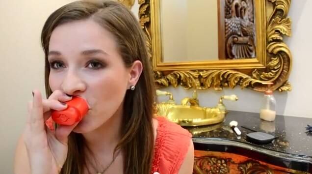 Quem utiliza o dispositivo pode ainda invertê-lo para aumentar apenas a região central dos lábios e levantá-los