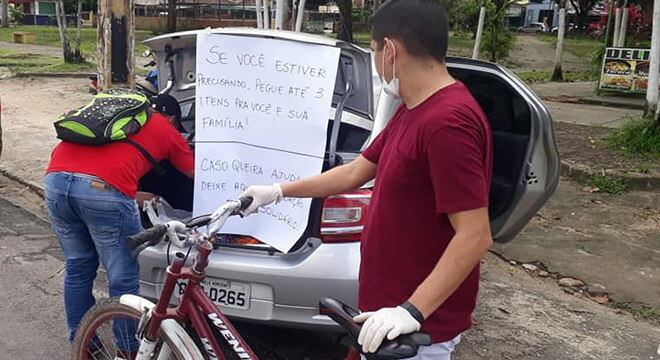 População carente retira doação no porta-malas