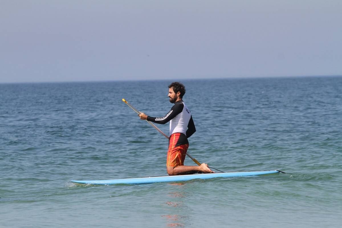 Bruno Gagliasso e Ricardo Pereira praticam stand up paddle na praia da Barra da Tijuca, no Rio