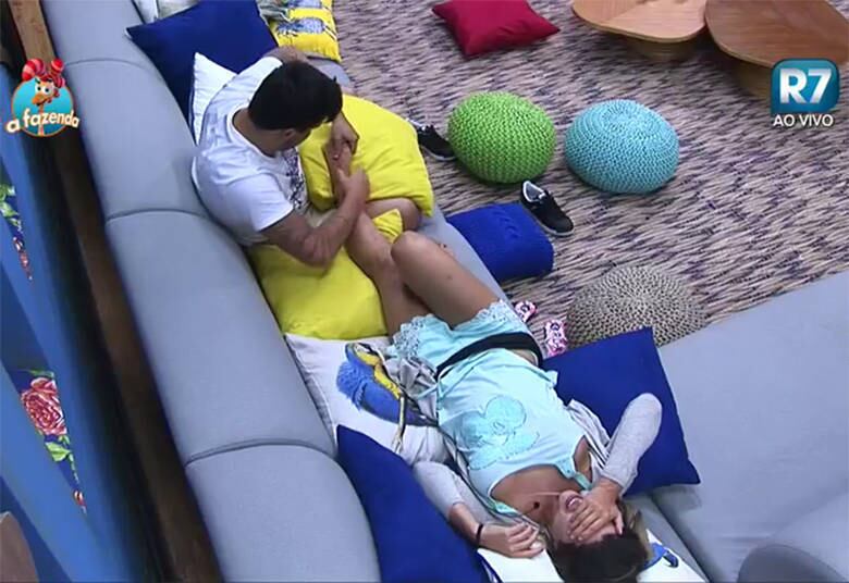 Apesar das brigas, Thiago
Servo e Ana Paula Minerato trocaram muitos carinhos em A Fazenda. A modelo
sempre era premiada com ótimas massagens do músico 

+ JP Mantovani conversa com Gianne Albertoni logo após sua saída de A Fazenda
+ Chuva de tuítes: Douglas Sampaio lê mensagens dos internautas; assista ao vídeo!
+ Ana Paula afirma para Luka que não é perfeita: "Não sou a mulher dos sonhos do Thiago"
+ JP Mantovani é o décimo primeiro eliminado de A Fazenda. Relembre a trajetória do peão
+ Aguenta, coração! Relembre as emocionantes cartas de despedida deixadas pelos peões de A Fazenda
+ Para JP Mantovani, Rayanne Morais só faz tipo e está encenando: "Acho que a Rayanne tá atuando bem!"
