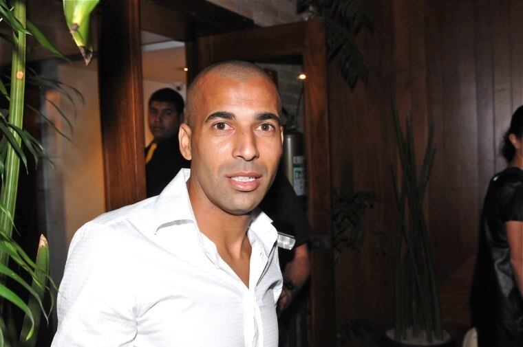 Em fevereiro de 2013, o Ministério Público Federal do Rio de Janeiro pediu a condenação do jogador Emerson Sheik (Márcio Passos de Albuquerque), acusando-o de contrabando de dois carros importados dos Estados Unidos. Ele foi absolvido, mas o MP recorreu