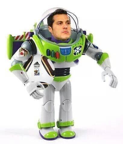 E as brincadeiras feitas com jogadores das seleções? Os torcedores brasileiros pareciam incansáveis e a zoeira nunca acabava. O goleiro Julio Cesar seria parecido com o personagem Buzz Lightyear