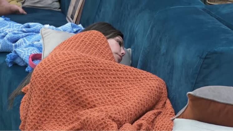 Isolamento

Nos dias seguintes à festa, Liziane encarou momentos de solidão e isolamento. A peoa chegou a comentar algumas vezes que se sentia excluída e que ninguém "dava brecha" para aproximação, incluindo Mileide Mihaile. Não foram raras as cenas da modelo dormindo durante o dia ou vagando sozinha pela sede