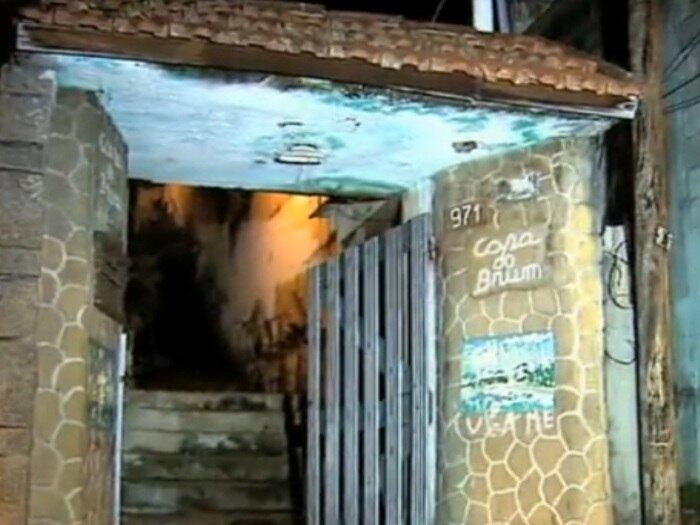Apartamento de idosa ficava na praia da Barra de Guaratiba; moradores impediram criminoso de fugir