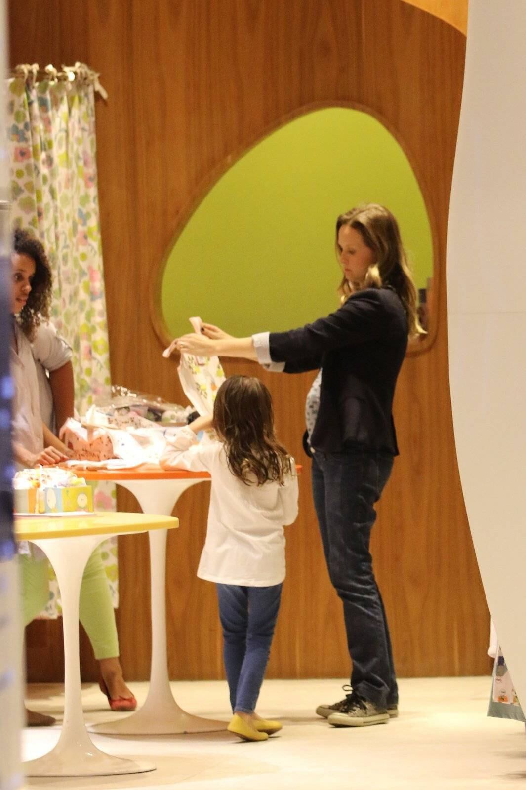 A atriz foi vista comprando roupinhas de bebê na noite desta última quinta-feira (1º)