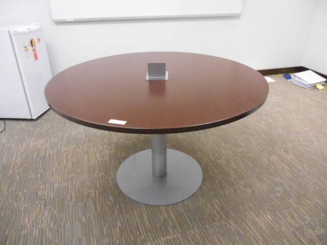 É possível que os itens tenham avarias, amassados, riscos, sujeira, uso, desgaste, ausência de embalagem, manuais e de algumas peças, acessórios ou componentes, por isso, é importante que o interessado agende a visitação para checar os produtos. A mesa acima (Largura: 120 cm - Altura: 72 cm - Comprimento: 120 cm) tem lance inicial de R$ 50