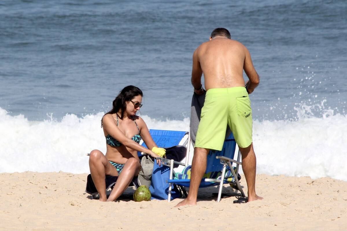 Patrícia Poeta tira o dia para reforçar o bronzeado em praia do Rio