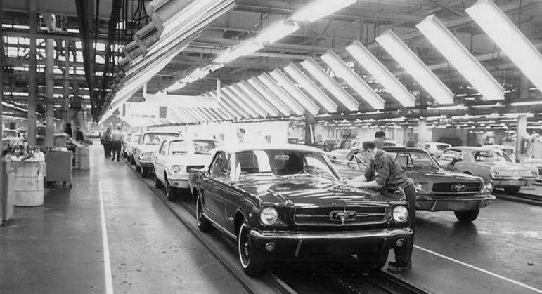 Linha de produção do Mustang em Deaeborn