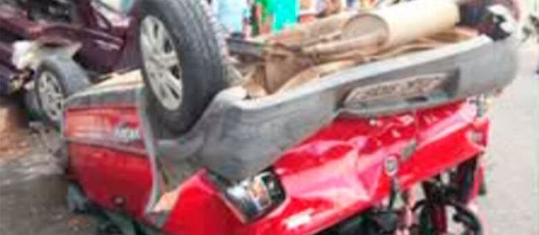 Um dos carros atingidos pelo coletivo