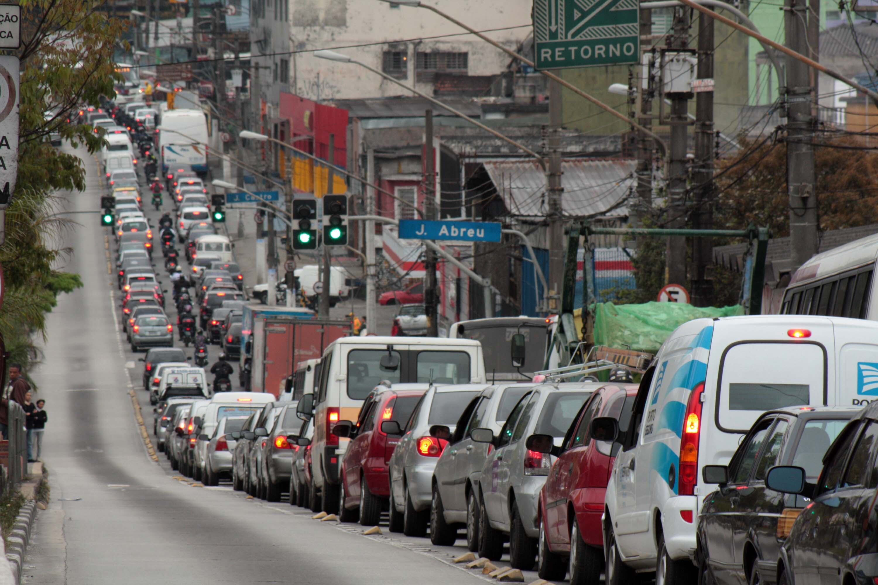 São Paulo registrava 85 km de congestionamento às 9h20, segundo a CET. Piores lentidões estavam concentradas nas zonas oeste (34 km) e sul (27 km). Marginais somavam mais de 17 km de congestionamento na pista expressa. Lentidão começava na marginal Tietê, na altura da ponte Júlio de Mesquita Neto, e seguia até a rodovia Castello Branco. O tráfego continuava ruim na marginal Pinheiros por mais de 9 km, desde a Castello até ponte Cidade Jardim