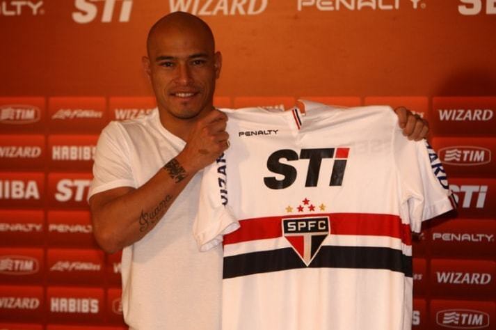 Clemente Rodríguez - O lateral-esquerdo argentino chegou ao São Paulo em 2013, mas logo na sua estreia, foi expulso.