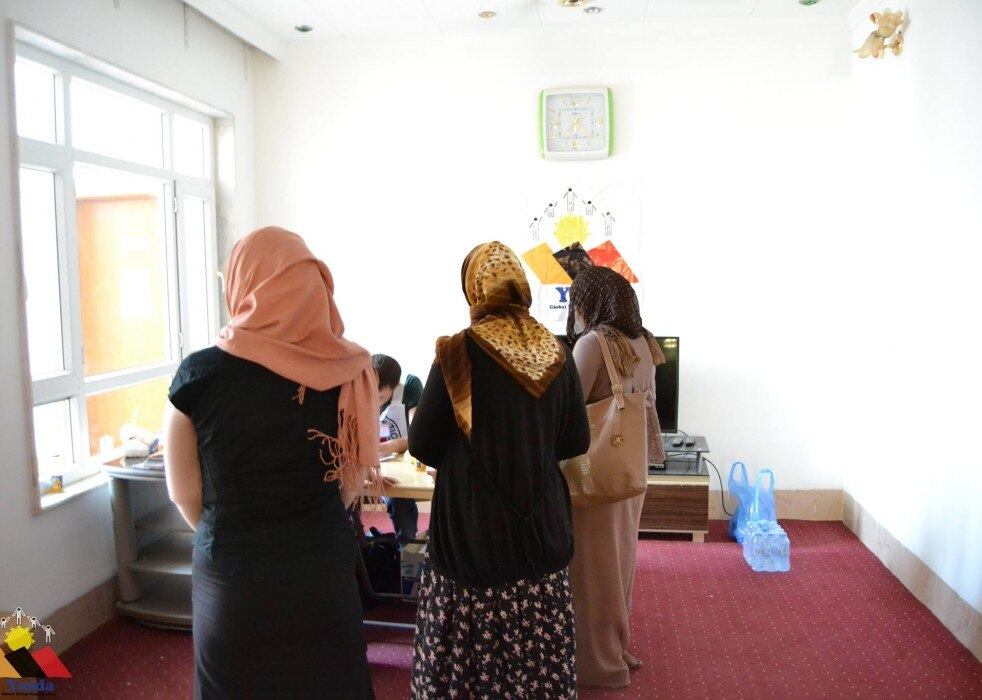 A mãe de Nazdar, Nuri contou que membros do EI mataram seu marido antes de sequestrar sua filha, que tinha apenas 16 anos na época