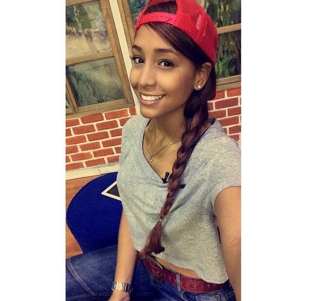 Segundo informações da mídia colombiana, foi encontrada pasta base de cocaína no tablet da menina, o que levou à sua prisão. Agora, ela está à espera de julgamento no país