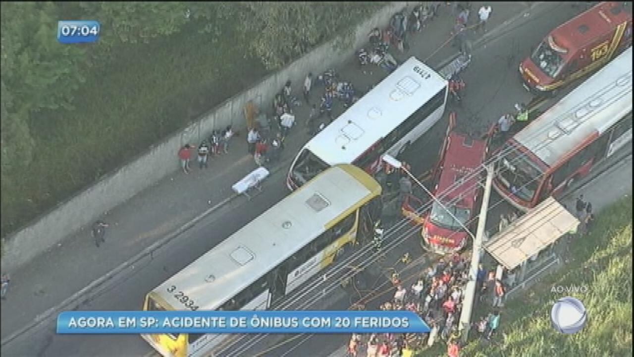 Pelo menos 20 pessoas ficaram feridas após a colisão entre os ônibus