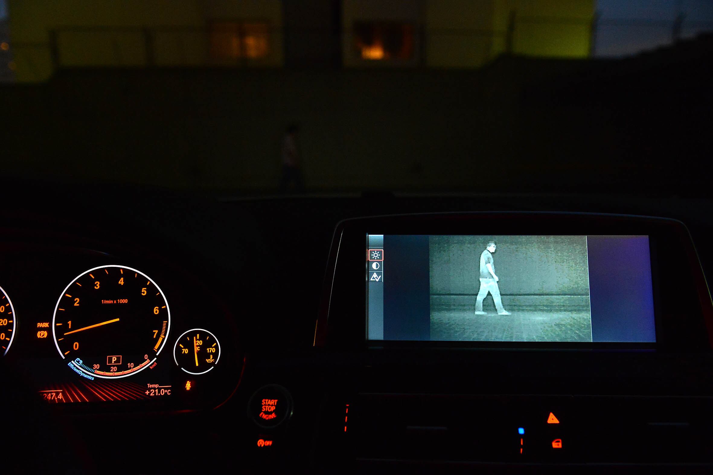 Escondida sob a grade do radiador, a câmera do sistema de visão noturna é capaz de identificar pedestres