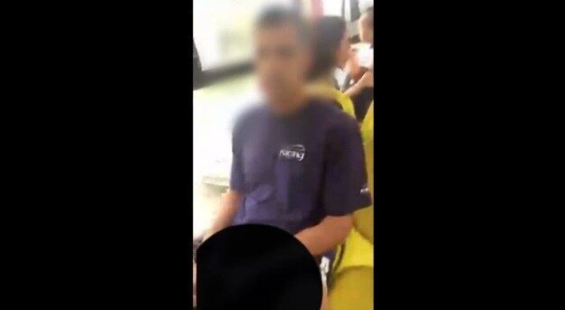 Ele
mostrava o pênis para as mulheres que estavam no transporte enquanto olhava
para as vítimas