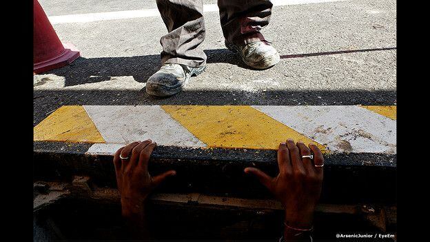 Esse momento decisivo foi capturado
pela câmera de Arsenio Jr. Nidoy. 'Ganhadores de todos os rincões do
mundo produziram imagens que contas histórias poderosas. Esta é mais uma
prova de que o poder da câmera envolve a todos', disse Ron Haviv, outro
dos jurados