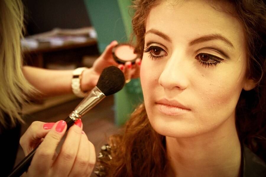 Aplique o blush rosado dois dedinhos depois do nariz. Não se preocupe se ficar concentrado, essa é a intenção