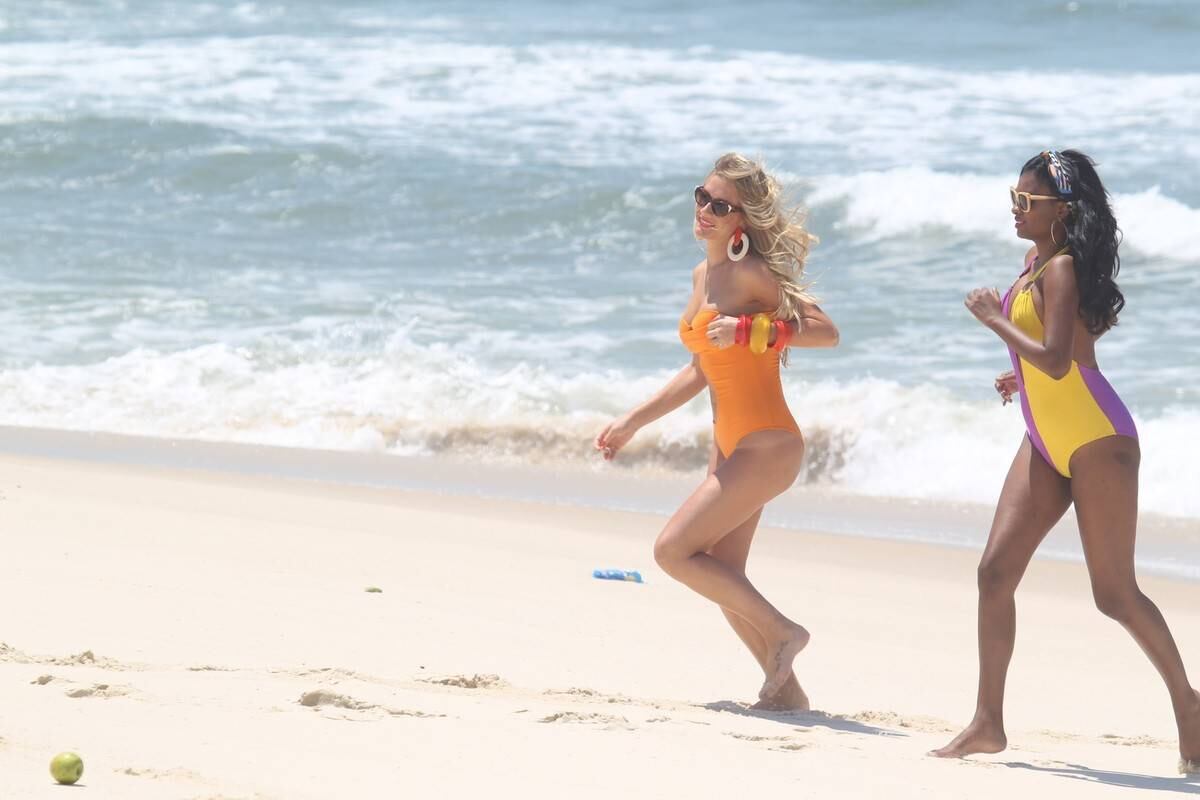 A atriz e apresentadora usava um maiô laranja, que evidenciou suas belas curvas