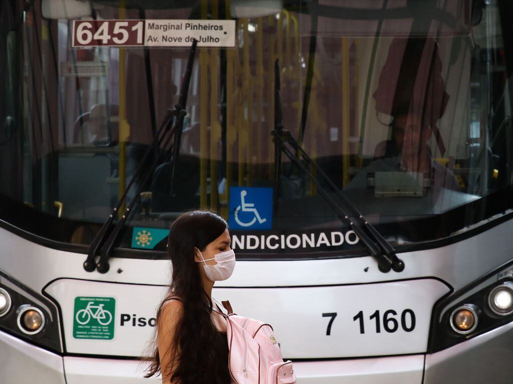 O uso de máscaras de proteção individual passou a ser obrigatório no sistema de transporte público da cidade de São Paulo a partir do dia 4 de abril
