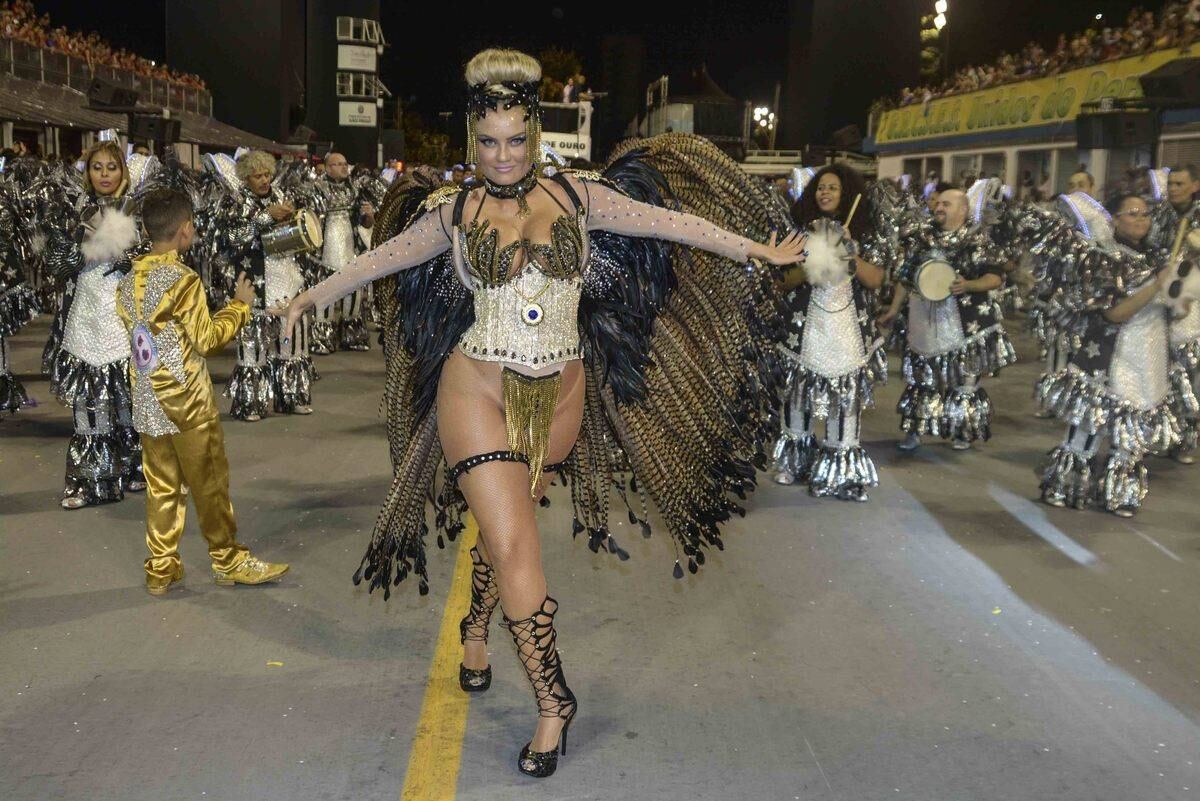 Ellen Roche curte terceiro lugar da Rosas de Ouro no desfile das campeãs de São Paulo