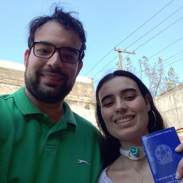 “O raio caiu duas vezes no mesmo lugar”

   
Há dois anos, o outro filho, Felipe,
também foi diagnosticado com HSAN. Fátima não conseguia acreditar que a doença
iria afetar todos da família, mas se manteve forte para dar suporte aos dois. 
 


— Foi um baque tanto para mim quanto
para o Fe. Ele acreditava que ia cuidar da irmã no futuro.

 


Felipe conta que, mesmo com o diagnóstico,
continuou vivendo a vida normalmente. Jogava bola, ia à academia, saía com os
amigos e trabalhava, porém, há seis meses, a doença começou a se manifestar.
  

— Tive que parar tudo. Não saio mais de
casa, não vejo meus amigos mais. Parei de dirigir porque posso desmaiar ou
convulsionar a qualquer momento, e isso pode causar um acidente. Hoje, o mais
longe que vou é até a cozinha para comer alguma coisa