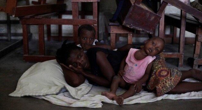 Família procurou abrigo dentro de escola no Haiti