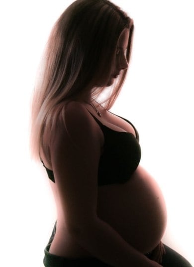 Outro problema que pode aparecer na pele da gestante é o melasma. “Vários fatores estão envolvidos no surgimento dessas manchas tão indesejáveis, como a predisposição genética, em que pacientes morenos e negros são mais afetados; fatores ambientais, quanto maior a exposição solar e à luz visível, maior a chance de desenvolver o melasma e, por último, os hormonais, pois há forte associação com estrogênio”, explica a médica Renata Venancio.