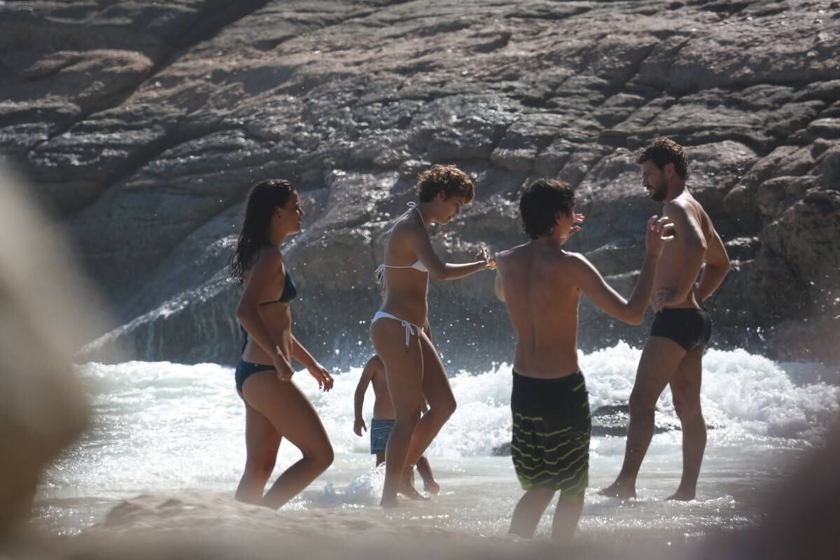 Sophie Charlotte e Daniel de Oliveira se divertem em praia com a família