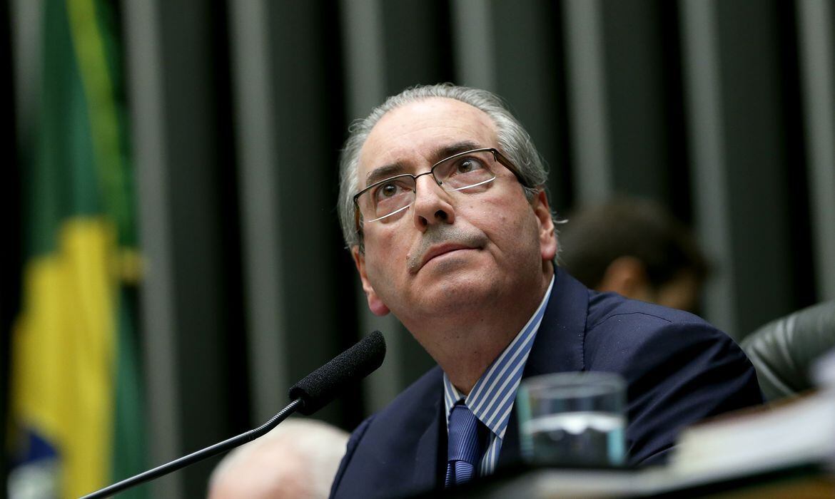 Cunha pede ao STF para suspender processos
