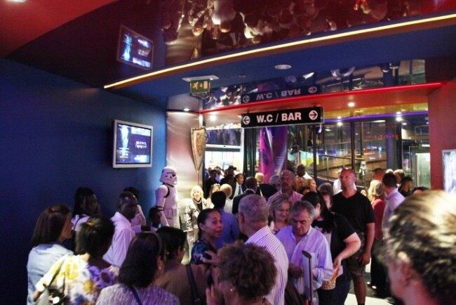 Os corredores dos cinemas ficaram abarrotados de pessoas que esperavam para assistir à biografia do bispo Edir Macedo