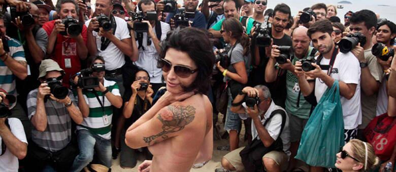 Um batalhão de fotógrafos cercou as adeptas ao topless coletivo na praia de Ipanema, na zona sul do Rio
